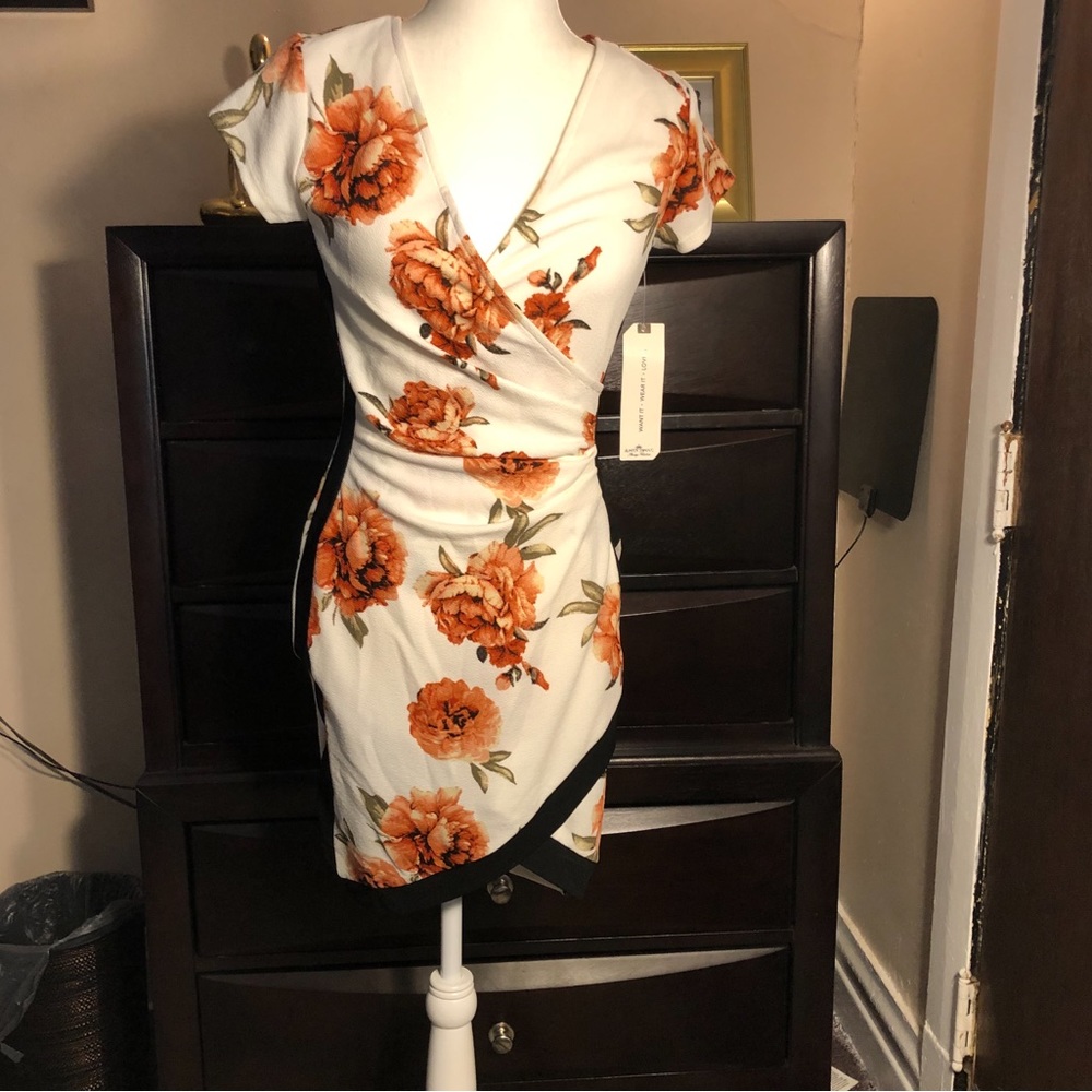 Cute short sleeve floral printed dress by Almost Famous.